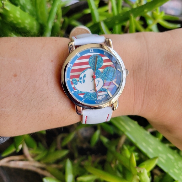 Classic 2008 Disney Special Edition Mickey Sparkle Watch - Picture 10 of 14